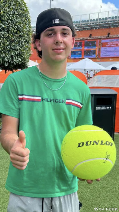 顶级球员的签名瞬间为什么能成为粉丝一生的珍贵回忆？